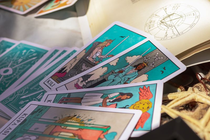 Astrologické symboly a tarotové karty – ilustrační foto